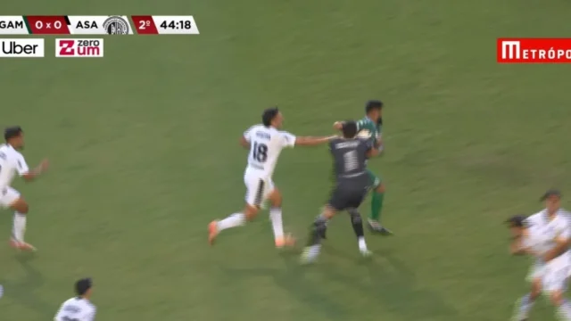 Jogador expulso causa confusão em jogo da semifinal da Série D