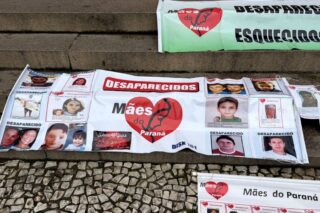 Familiares fazem protesto por respostas em casos de desaparecidos em Curitiba
