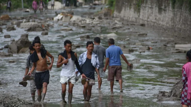 Deslizamento no Nepal e Tibete deixa quase 1,5 mil desaparecidos