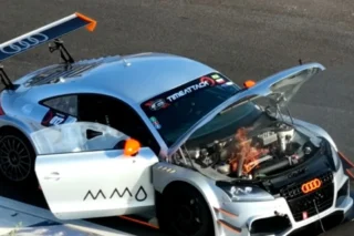 Carro pega fogo em prova no Autódromo de Brasília