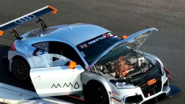 Carro pega fogo em prova no Autódromo de Brasília