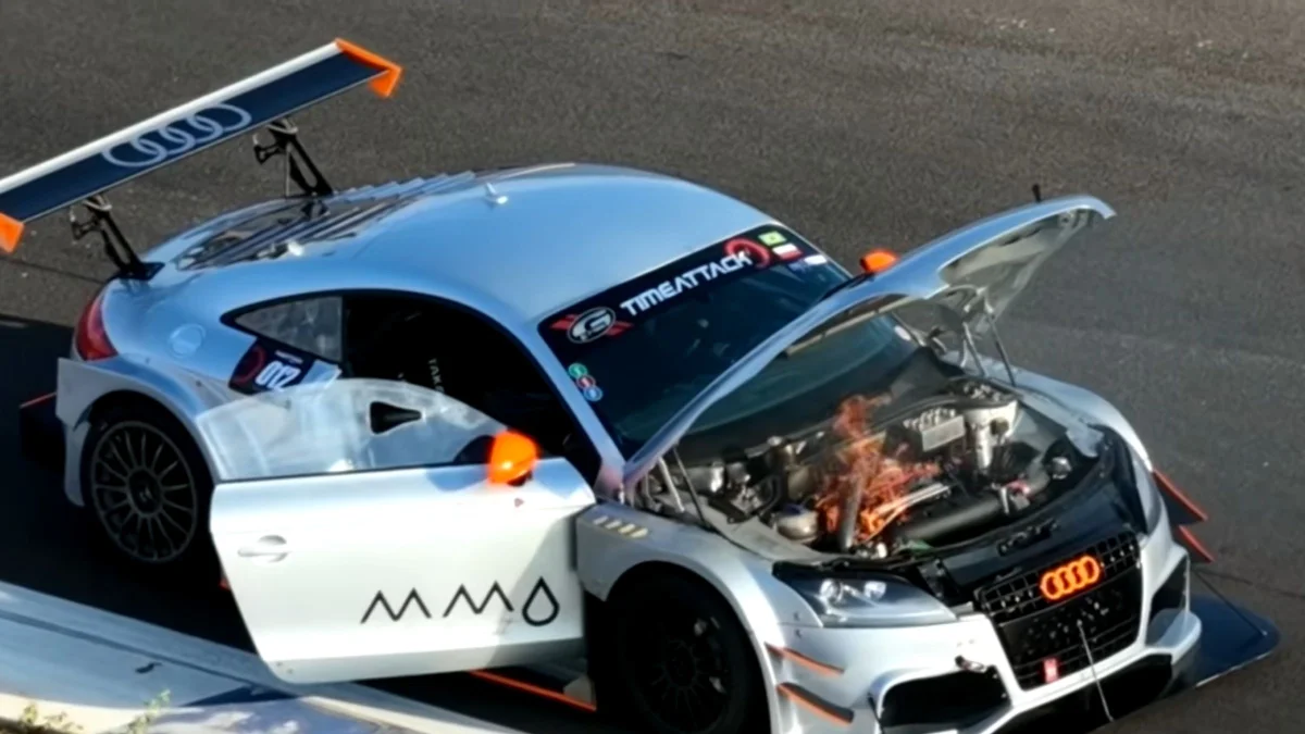 Carro pega fogo em prova no Autódromo de Brasília