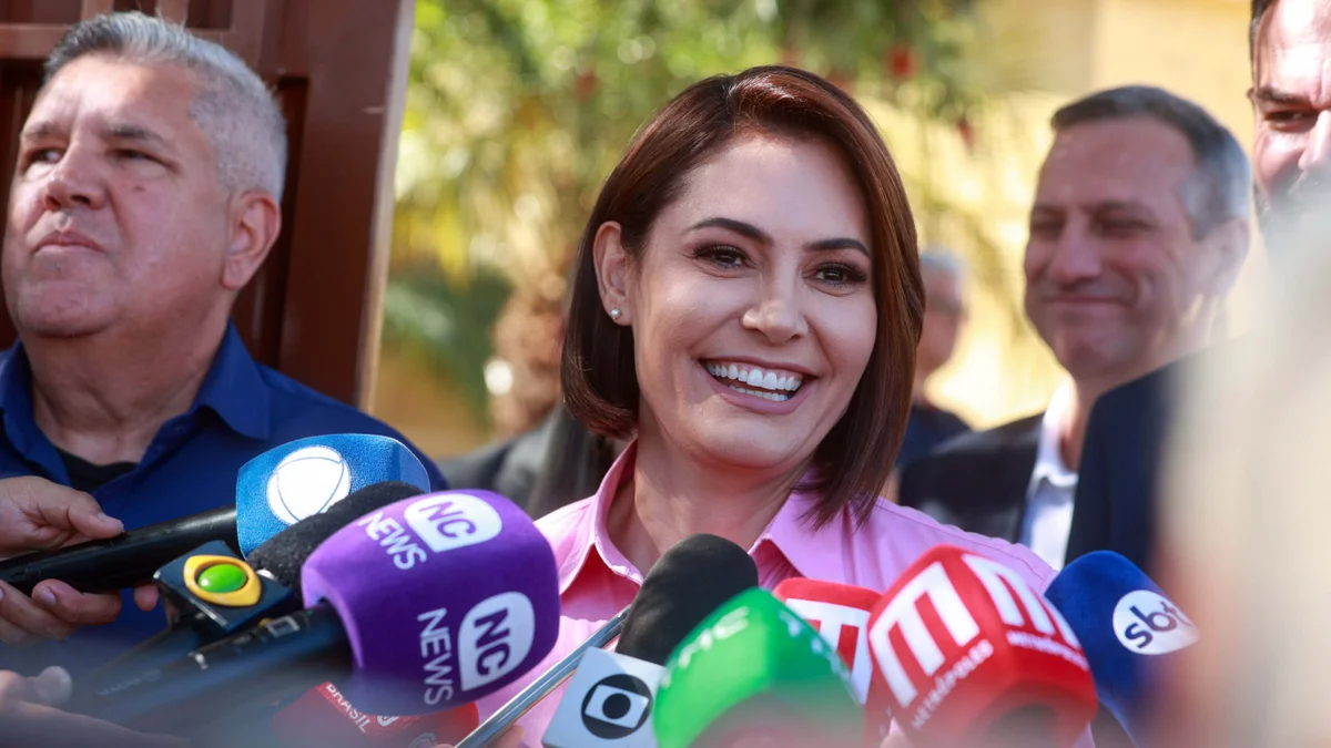 Michelle busca melhorar relação com enteados