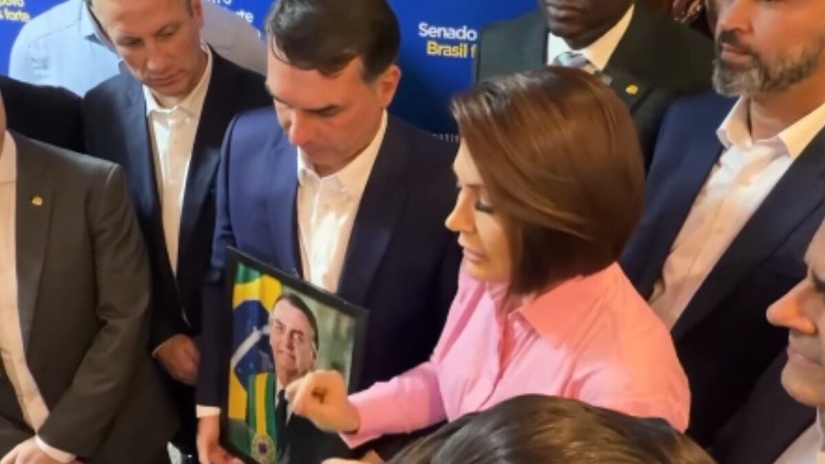 Michelle e Flávio superam desentendimentos em encontro público