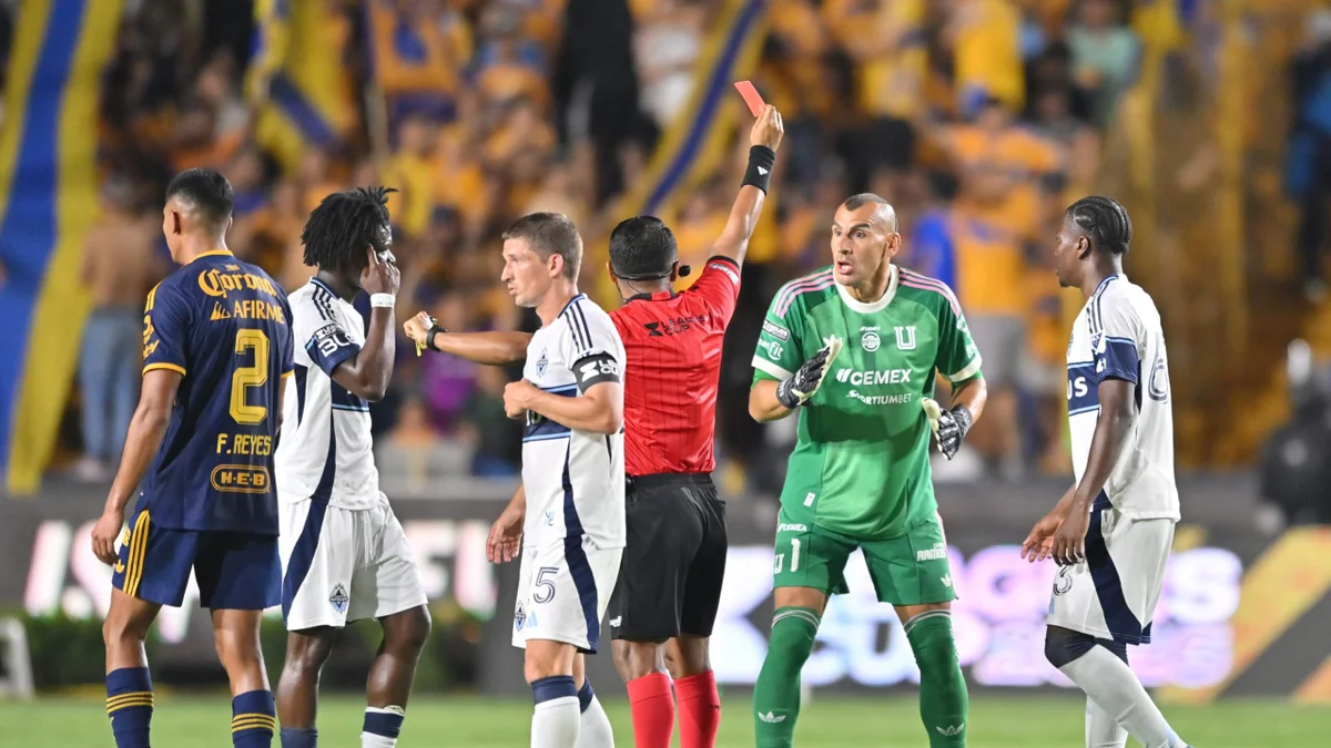 Goleiro é expulso após empurrar árbitro e jogar objetos no vestiário