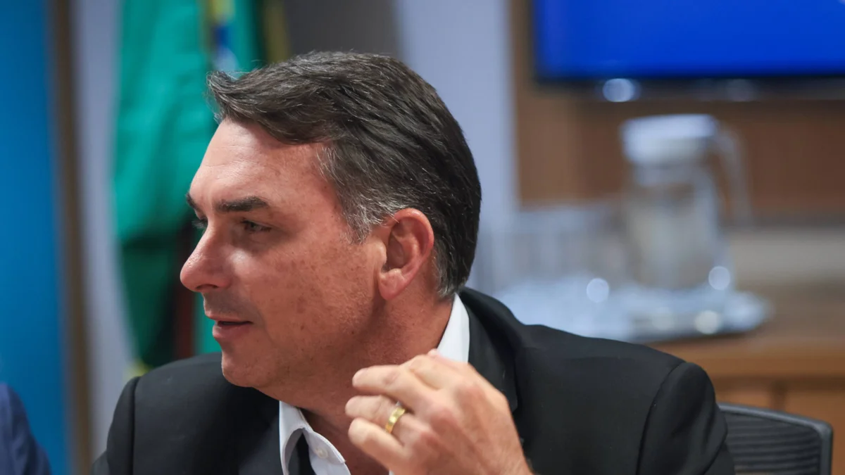 Flávio organiza evento com barcos para fortalecer aliados no Rio de Janeiro
