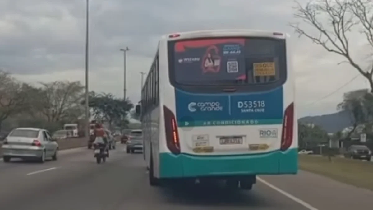 Ônibus estranho é visto na Avenida Brasil