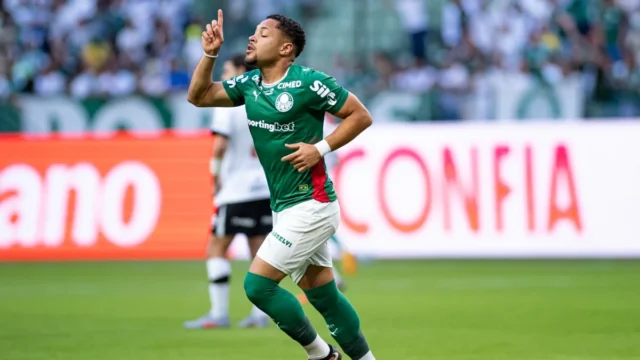 Palmeiras vence Vasco por 4 a 1 e abre seis pontos para o Flamengo
