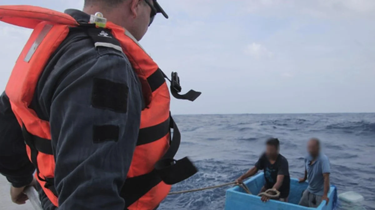 Pescadores são salvos após cinco dias no mar em caixa térmica