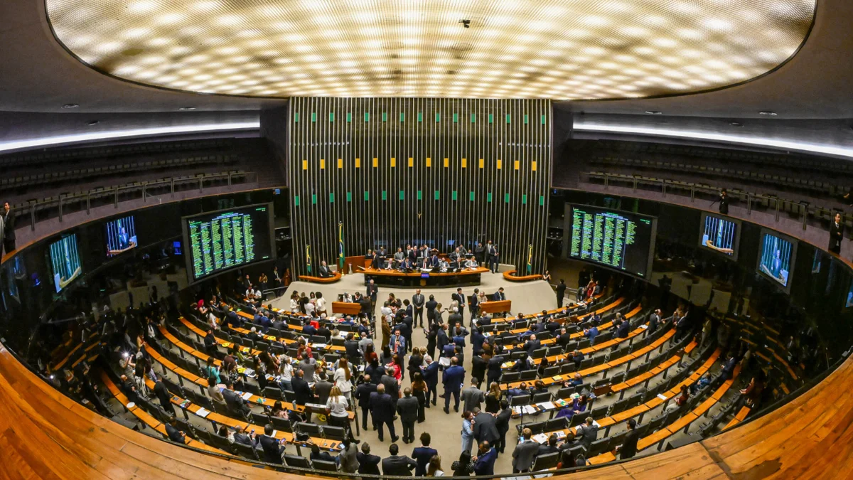 Câmara aprova projeto que isenta tributos para terras raras e combustíveis