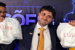 Renan Santos provoca Lula e Flávio Bolsonaro com fraldas no debate