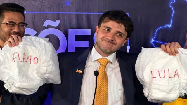Renan Santos provoca Lula e Flávio Bolsonaro com fraldas no debate