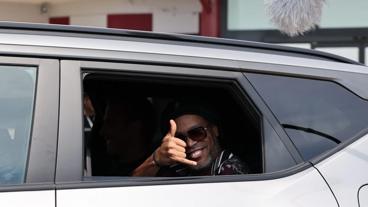 Ronaldinho Gaúcho volta ao futebol na Itália em busca do gol 300