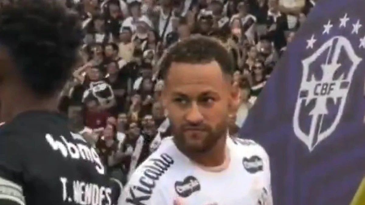 Thiago Mendes ignora Neymar durante cumprimento pré-jogo