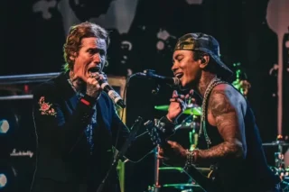 Acidente com ônibus da banda Buckcherry causa morte nos EUA