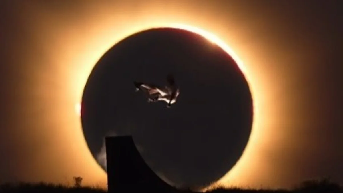 Skatista faz salto durante eclipse solar e surpreende