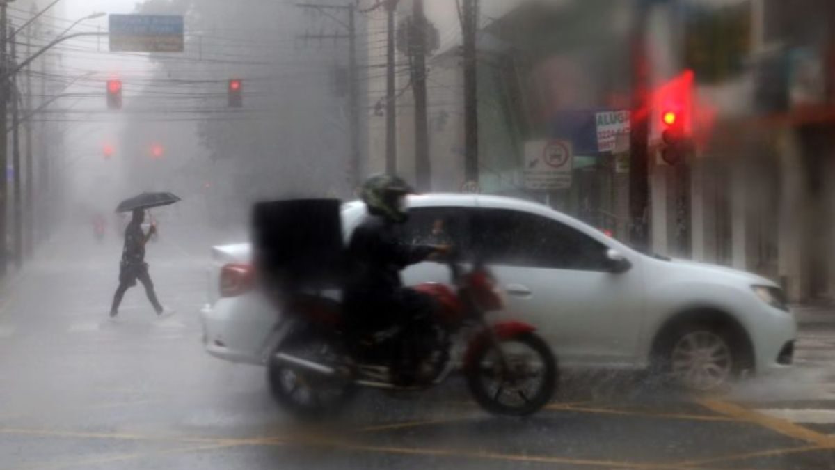 Chuva volta a Curitiba nesta sexta com tempo instável
