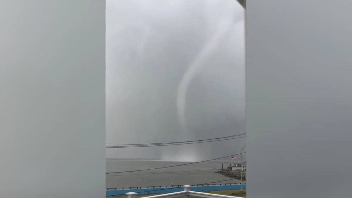 Tornado causa tromba d’água em praia de Nova York