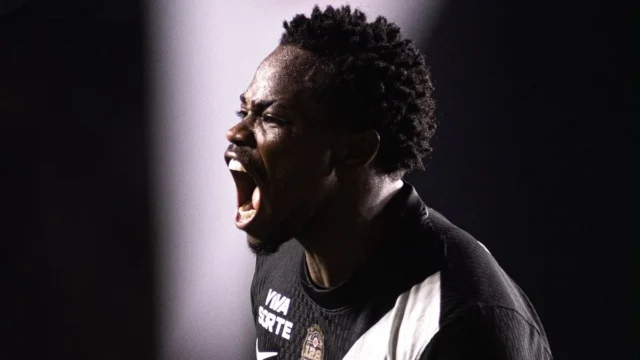 Vasco supera Vitória na Copa do Brasil mesmo com um jogador a menos