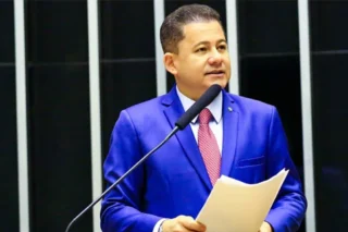 Dino acusa Cezinha de usar cargo para influenciar ministros