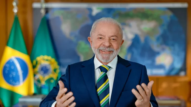 Lula fala sobre Pix e compara com Flávio nas redes sociais