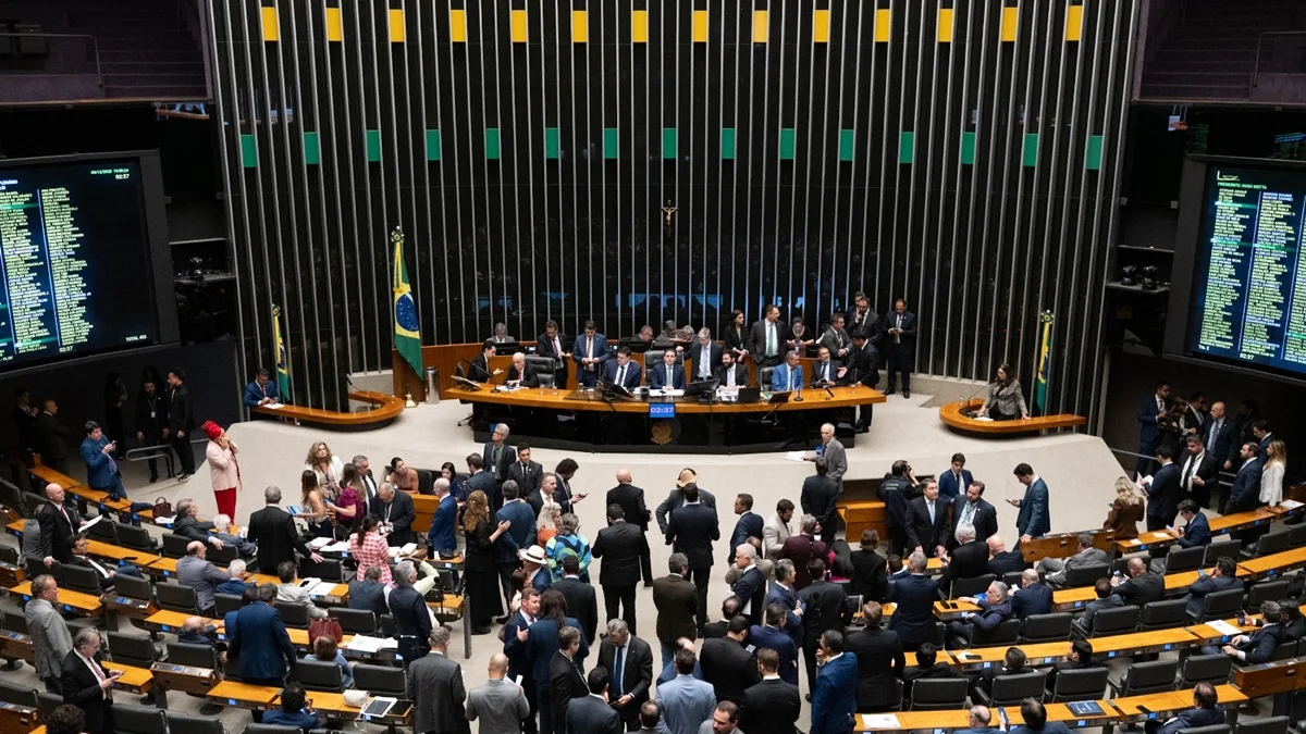 Câmara aprova projeto com incentivos fiscais para data centers em 2026