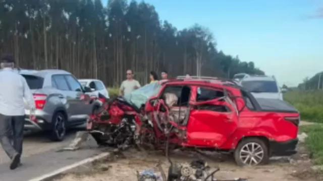 Acidente grave entre carros mata quatro e fere sete na Bahia