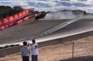 Piloto perde controle e Porsche se parte ao meio na corrida da Fórmula Indy