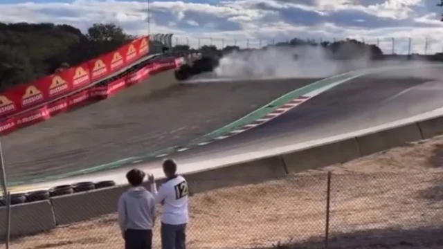 Piloto perde controle e Porsche se parte ao meio na corrida da Fórmula Indy