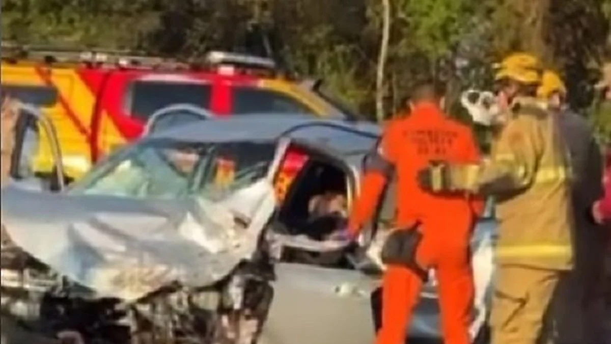 Mulher fica presa em carro após acidente em Goiânia