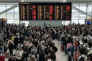 Atrasos e cancelamentos dominam voos no Reino Unido após falha técnica