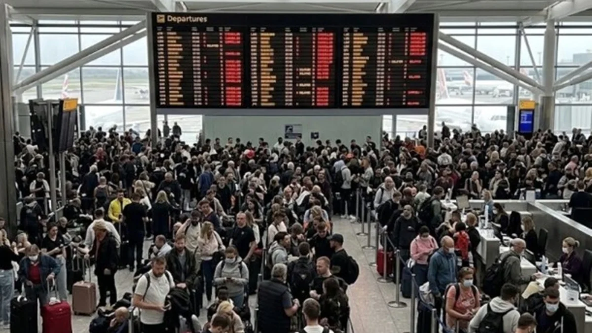 Atrasos e cancelamentos dominam voos no Reino Unido após falha técnica