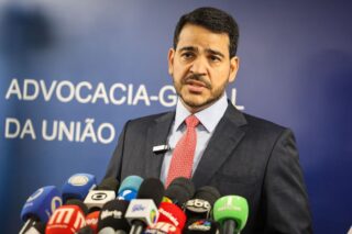 Agu pede volta imediata do chefe da Polícia Federal