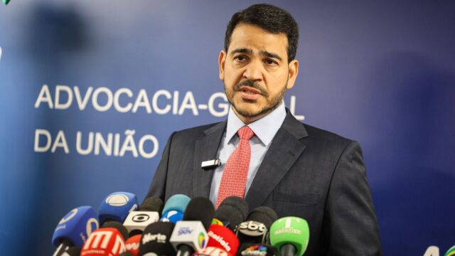 Agu pede volta imediata do chefe da Polícia Federal