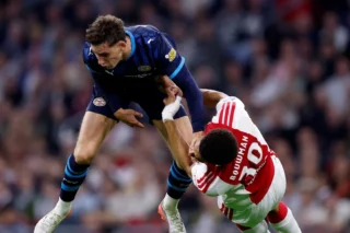 Bouwman sofre lesão pulmonar após choque com Van Bommel em jogo entre Ajax e PSV