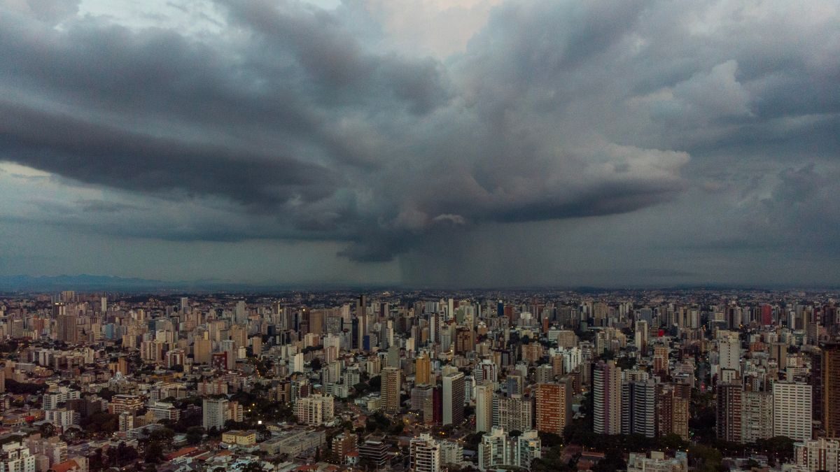 Chuva retorna ao Paraná e Curitiba tem alerta amarelo para ventos fortes