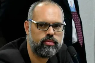Allan dos Santos critica Nikolas Ferreira após áudios com Vorcaro