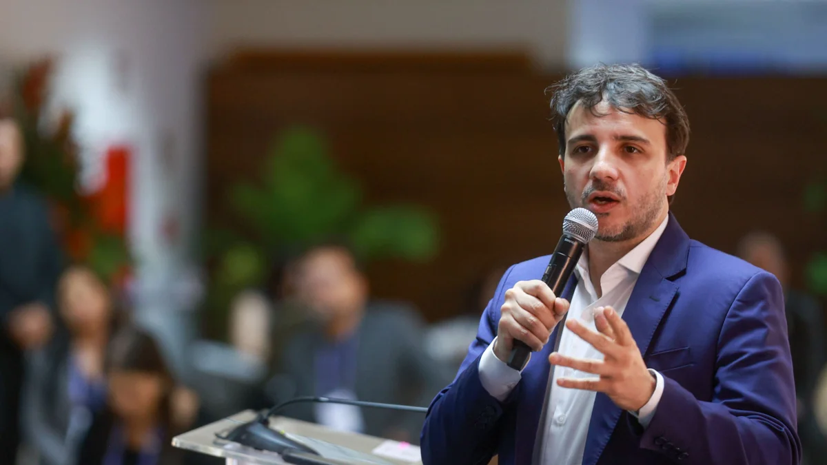 Renan Santos pede impeachment de Moraes e Toffoli no Senado