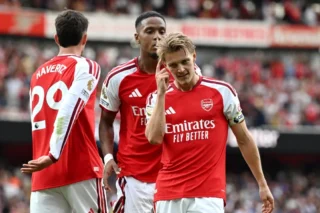Arsenal vira contra Chelsea e mantém 100% na liga inglesa