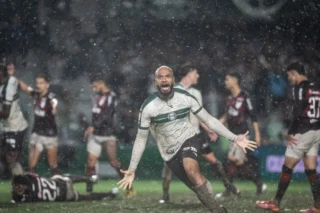 Empate emocionante entre Coritiba e Athletico-PR no Brasileirão