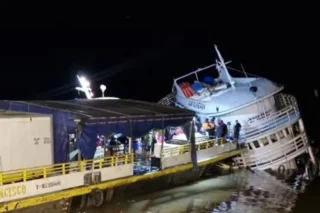 Barco com passageiros naufraga no Amazonas