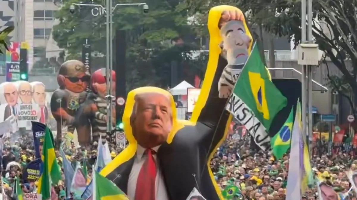 Flávio Bolsonaro na Paulista com boneco de Trump segurando Lula