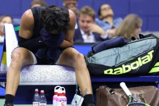 Alcaraz desiste após mal-estar e perde jogo longo no US Open