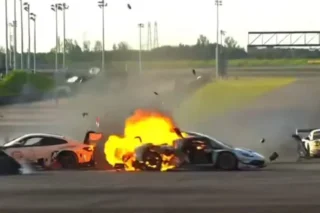Piloto para corrida para salvar colega após acidente com fogo no China GT