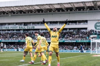 Mirassol vence Coritiba no último minuto no Couto Pereira