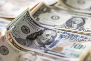 Dólar sobe com alta do petróleo e expectativa de decisões econômicas