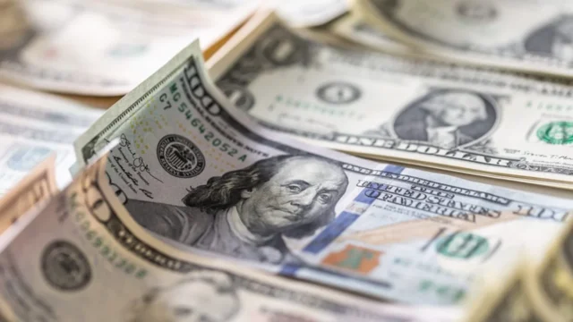 Dólar sobe com alta do petróleo e expectativa de decisões econômicas