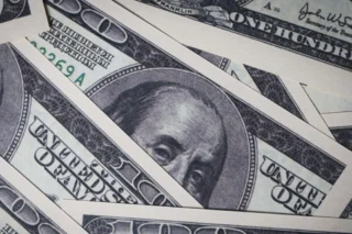Dólar cai com eleições e inflação controlada no Brasil e nos EUA