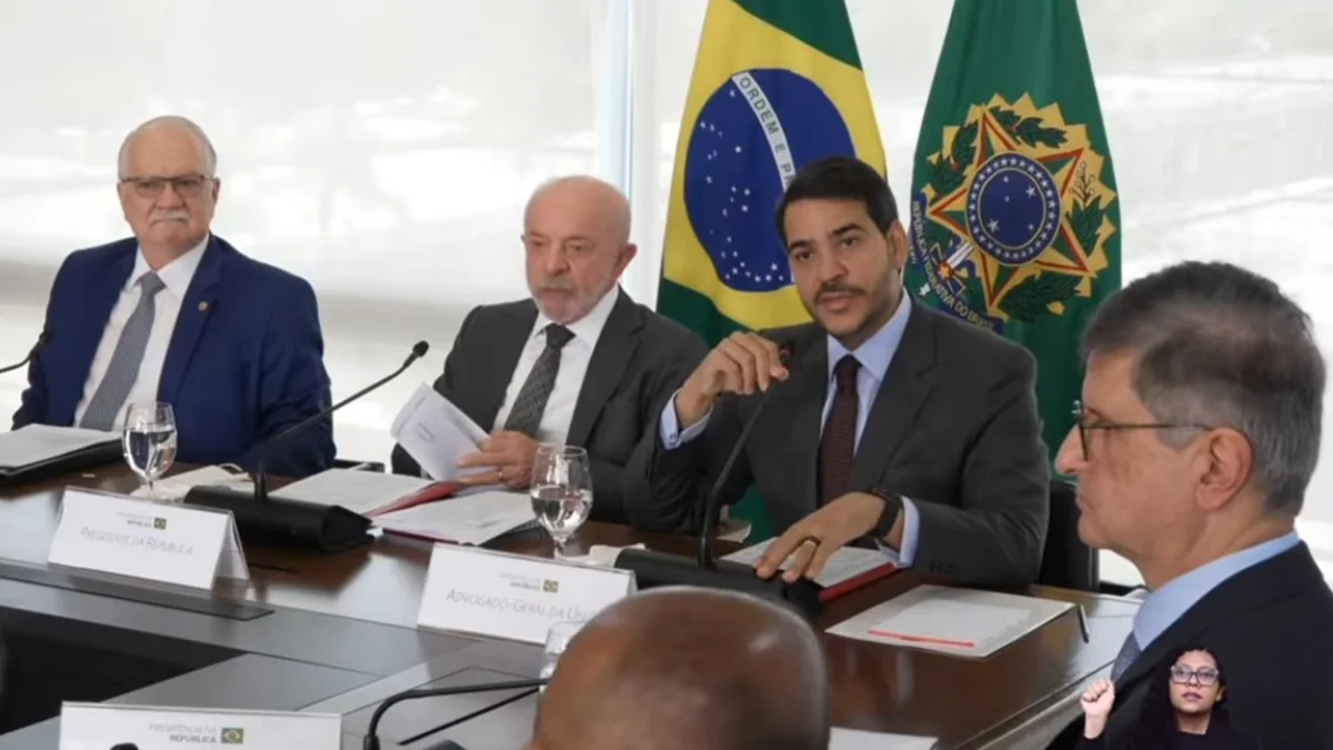Lula recebe Fachin no Planalto para tratar da crise no STF