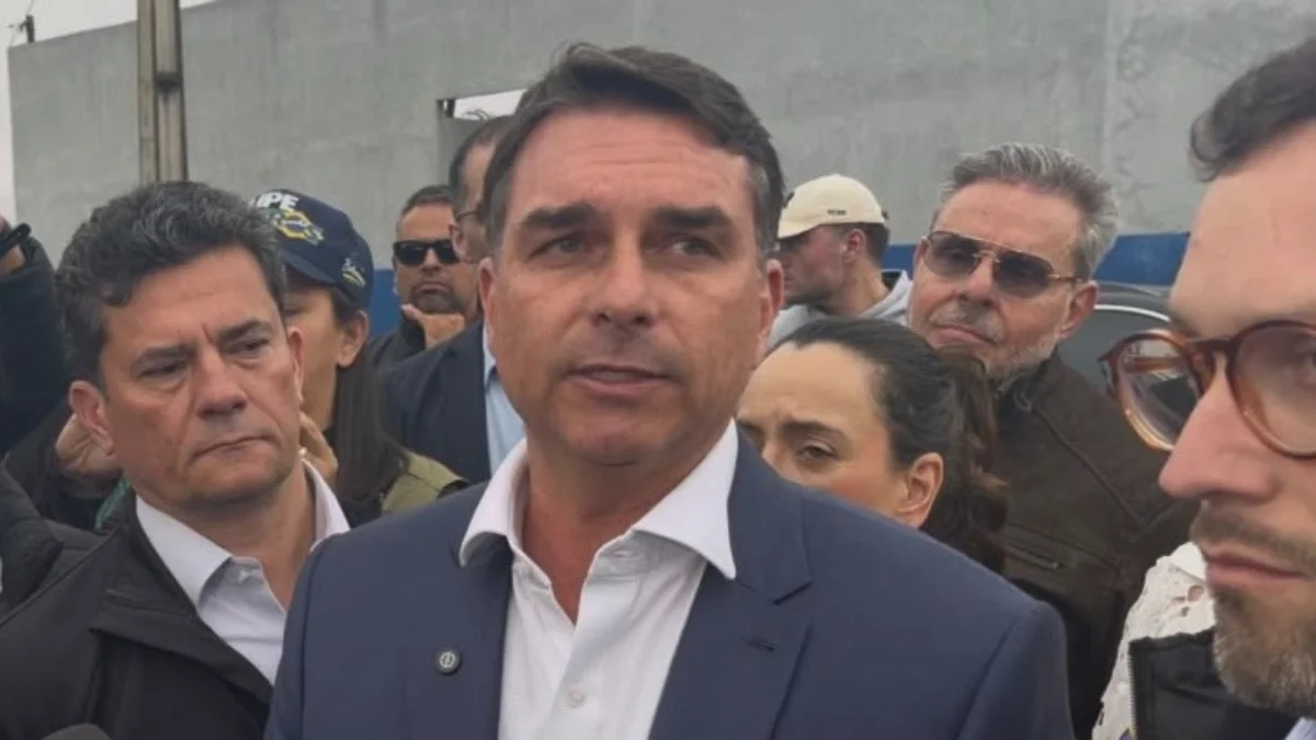 Flávio Bolsonaro comemora avanço em pesquisas apesar de operação policial